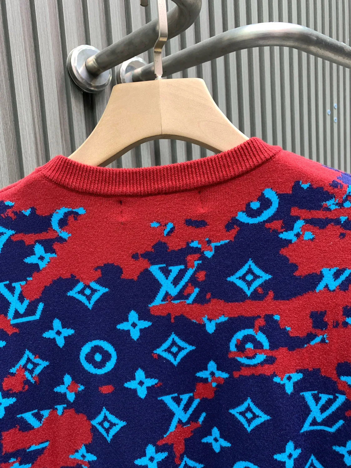 🅿️400 🀄️ Louis Vuitton Louis Vuitton 26ss🐍 new year's autumn and winter new camouflage gradient knitted sweater. It took 15 days to repair it stitch by stitch. It was repeatedly knitted and compared with the modified garments. Each code will change according to the letter positioning. The material is a fusion of two wools and a circle yarn. The wool yarn is a 60-count fine imitation yarn. The floral yarn is very difficult to dye. The minimum order quantity is 1 ton and the cycle is very long. I started coloring after buying the original version and adjusted the color 4 times. Different materials have different interweaving shrinkage rates to ensure that the size and positioning of the pattern remain unchanged. Various adjustments are needed. The surface has a three-dimensional effect. The blue part is very fluffy. The presbyopic part is flat. The yarn material is red, blue and light blue all-wool. The red part is special yarn 50 wool. Positioning of letters in the center of the body. Positioning of letters on the cuffs. Positioning of a row of letters above the hem. Positioning of collar letters. Weaving imported Stoll 12-needle machine. One piece of clothing takes 150 minutes. In the later stage, the hand-sewn plate needs to be positioned and aligned, and the strip output is very low. The washing water is washed with special additives to create a three-dimensional and high-end feeling. It is made according to the feel of the original version. Steam setting is made according to the original pattern and the template is set at high temperature. It will not shrink. Manual marking is fixed. Only one stitch is sewed. Quality inspection is done twice. Air is sucked to remove stray hairs.